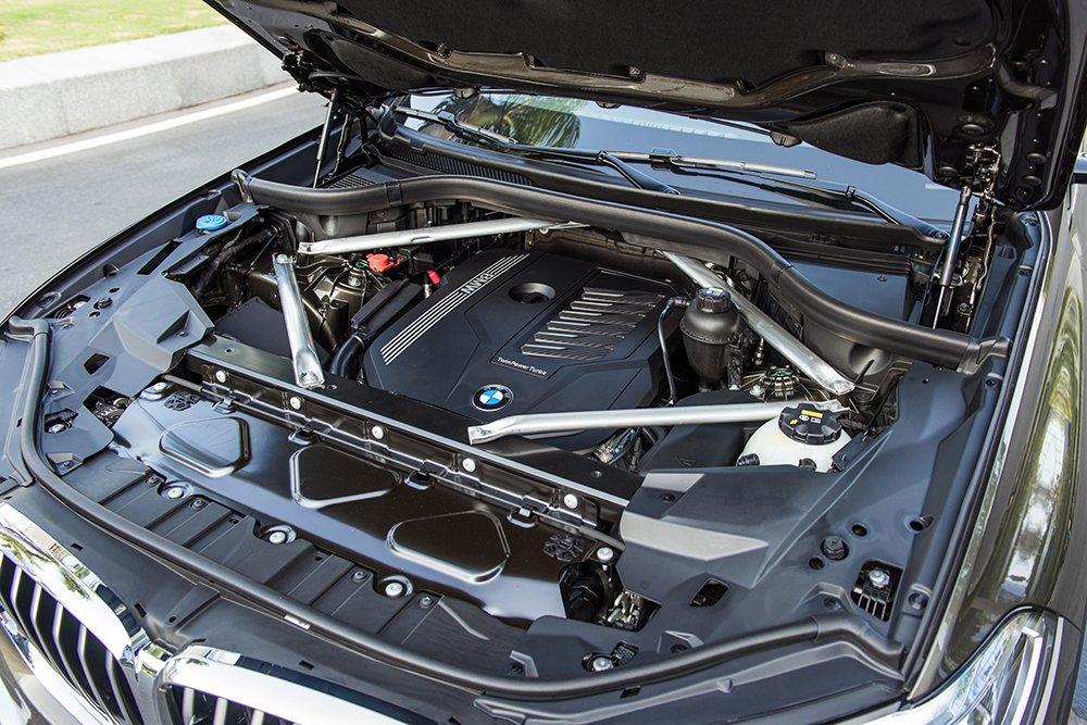 Động cơ của xe BMW X5 được thiết kế cẩn thận và chắc chắn