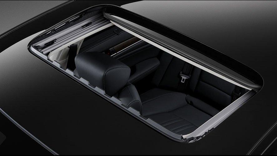 Phần cửa sổ trời tại ra không gian thoải mái trong xe Honda Accord 2022