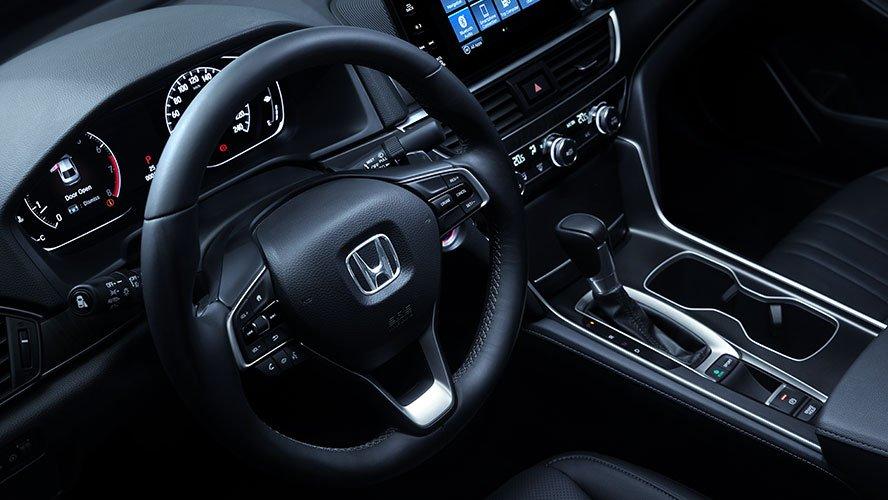 Vô-lăng của dòng xe Honda Accord được bọc da tích hợp với các nút bấm tiện lợi