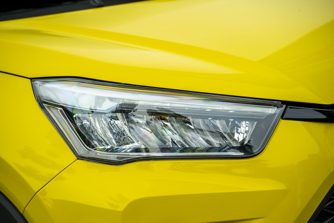 Toyota Raize 2022 được bố trí cụm đèn pha công nghệ Full LED được chia thành 4 khoang sắc sảo và tinh tế