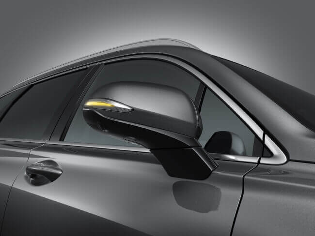  Gương chiếu hậu của xe bao gồm nhiều tính năng cần thiết: sấy điện, báo rẽ, chỉnh - gập điện