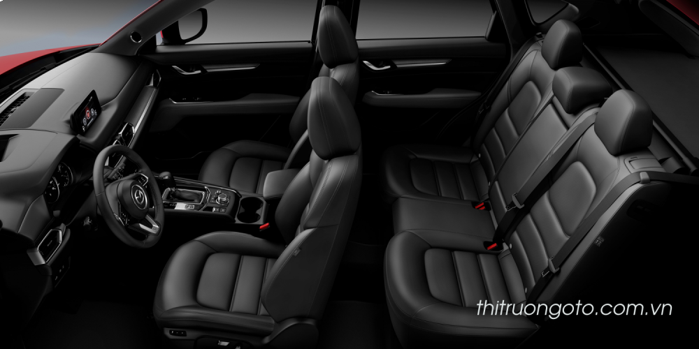 Hàng ghế sau của Mazda CX 5 tiếp tục khiến khách hàng hài lòng bởi không gian rộng rãi, thoáng mát và có đầy đủ tựa đầu 3 vị trí