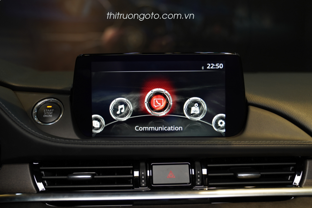 Mazda 6 sở hữu hệ thống tiện nghi khá ấn tượng với màn hình cảm ứng trung tâm kích cỡ lên đến 8 inch