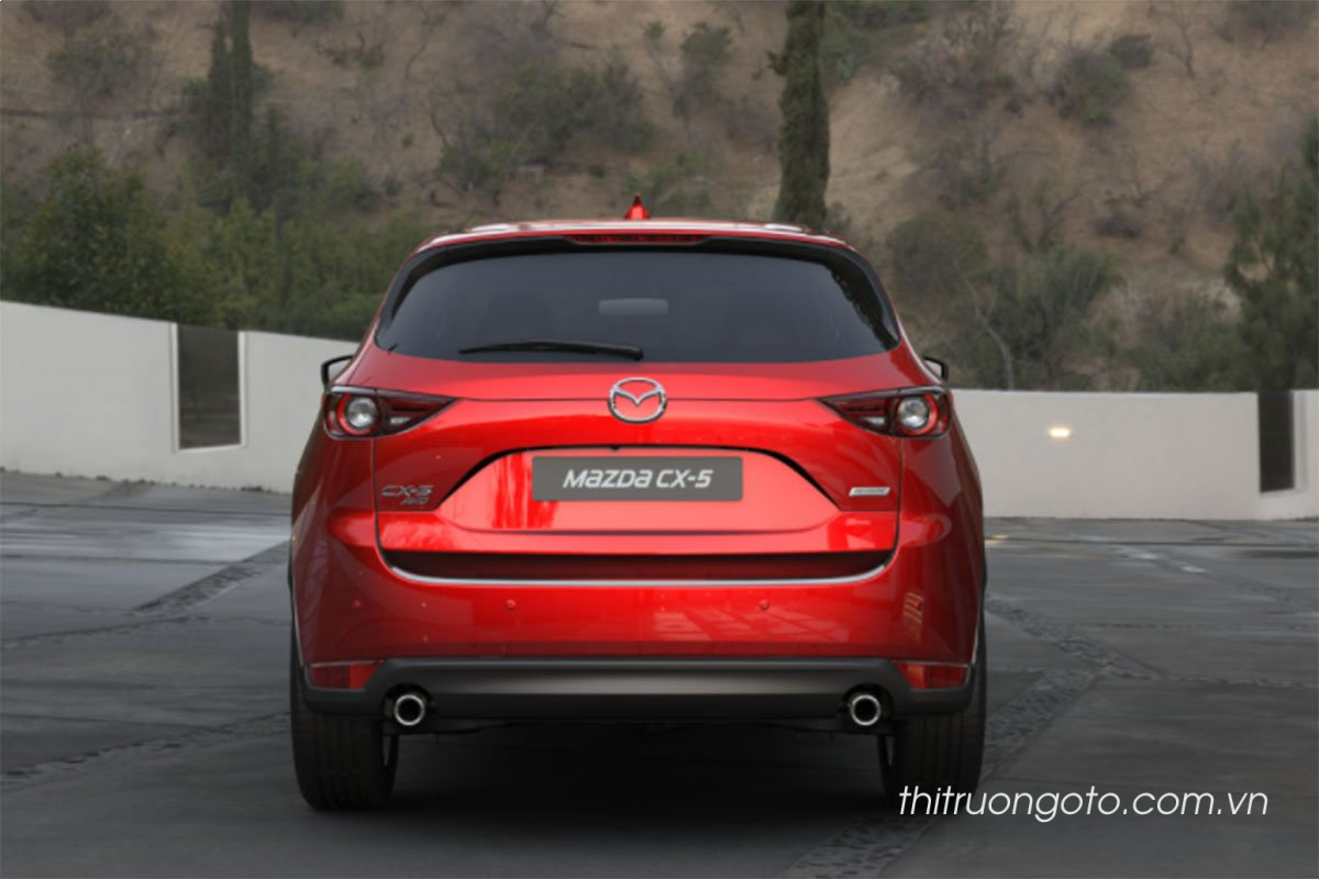 Đuôi xe Mazda CX 5 được hãng trau chuốt với cặp đèn LED đồ họa ấn tượng